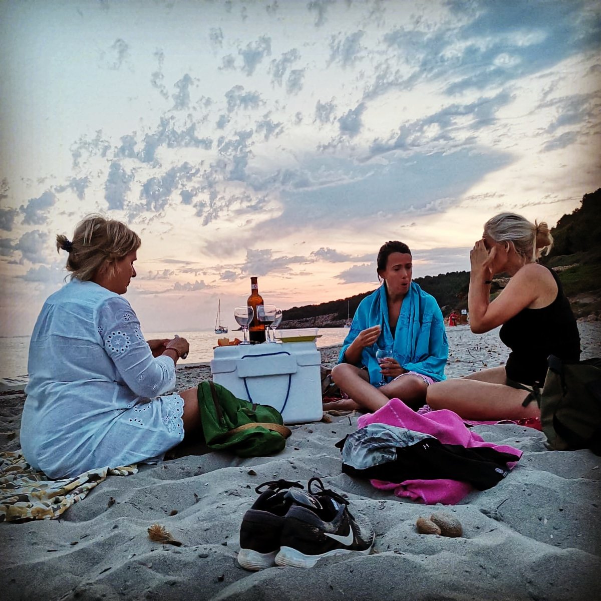 CoachErase's tweet photo. Cada miércoles, jueves y viernes #senderismo #consciente y #mindfulness en #Menorca. ¡#Disfruta del mejor entorno natural para #descubrir la mejor versión de ti!. Web: https://t.co/w37RnXjJYA Tel. 622 53 23 11 Sandra Bosch (info@erasecoach.com) "Vive el camino, Siente el cambio" https://t.co/gmONBEtj3L
