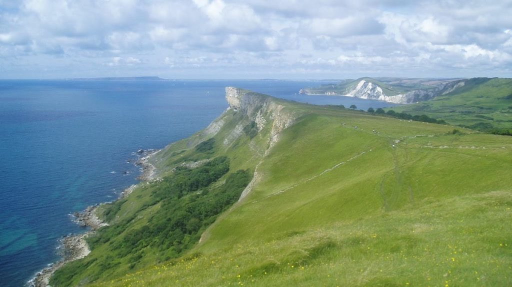 After walking in the beautiful area of Dorset &amp; following the announcement of the World Heritage Status, <a href="/JurassicJaunts/">Jurassic Jaunts</a>’ founder, Andy, felt it would be great to help educate visitors about the area! 🌊

Their World Heritage Site has much to offer! #AD

theoutdoorguide.co.uk/tog-friends/ju…