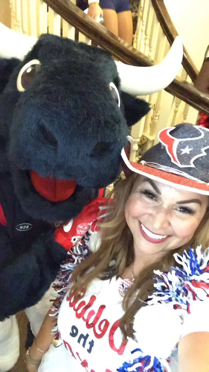TexansTORO1's tweet photo. @debbiethetexan @NFL One of the best Texans Super Fans! #DebbieRocks https://t.co/JCRqax7IKM