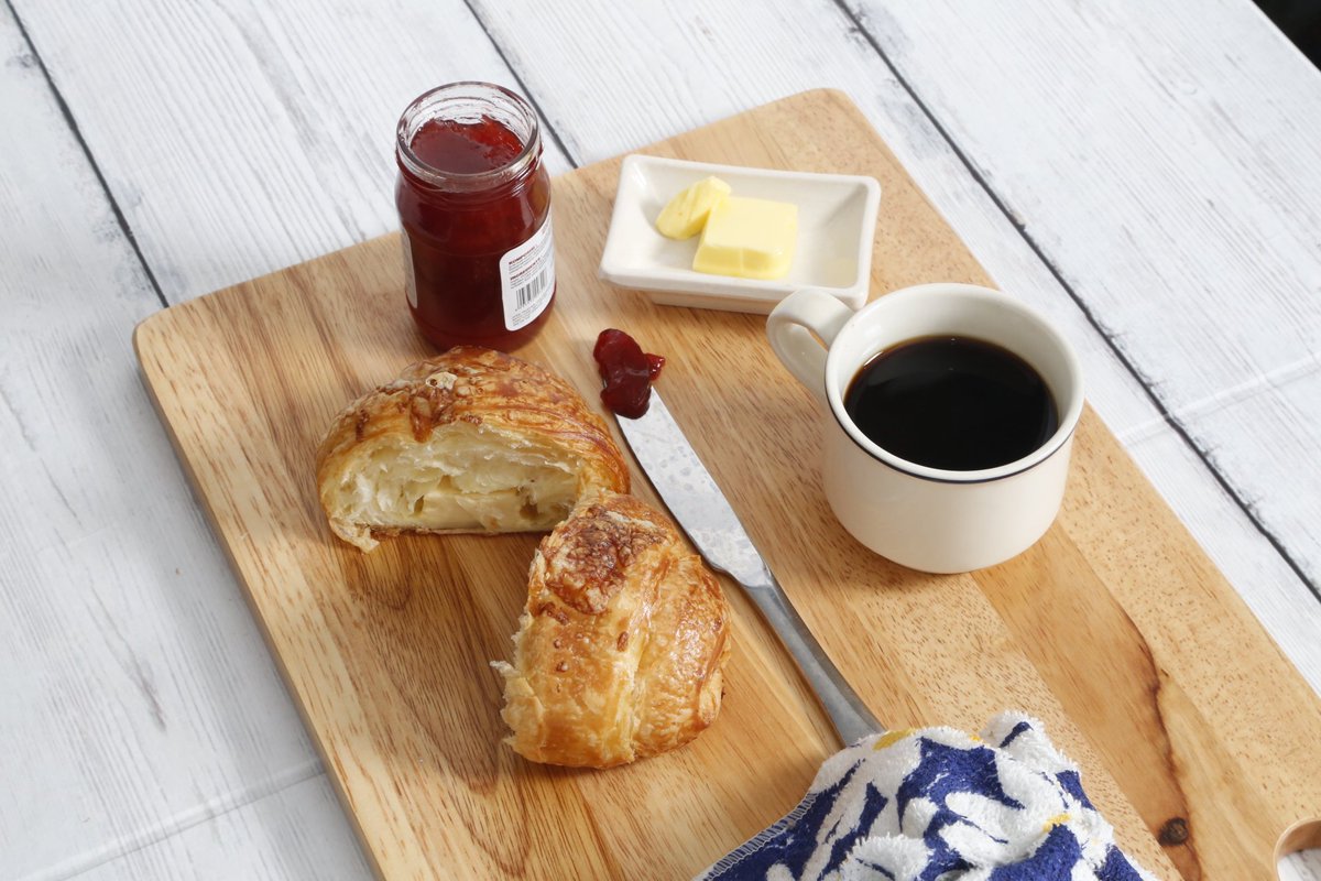ATFG8's tweet photo. Eat croissant for breafast, its delicious #foodphotography #ministudioinbandung https://t.co/JxYK39zTw5