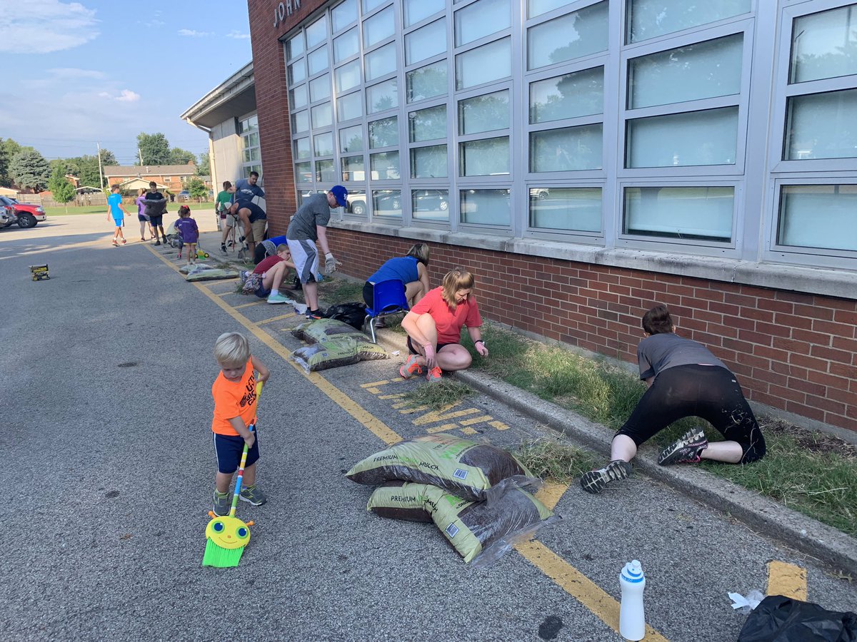 AudubonES's tweet photo. Thank you @NECCWired and @AudubonES Family and Friends for taking time this morning to make our campus look BEAUTIFUL! #SchoolBlitz #LoveTheVille  @AudubonPTA @shoope2 https://t.co/FfbLzflEej