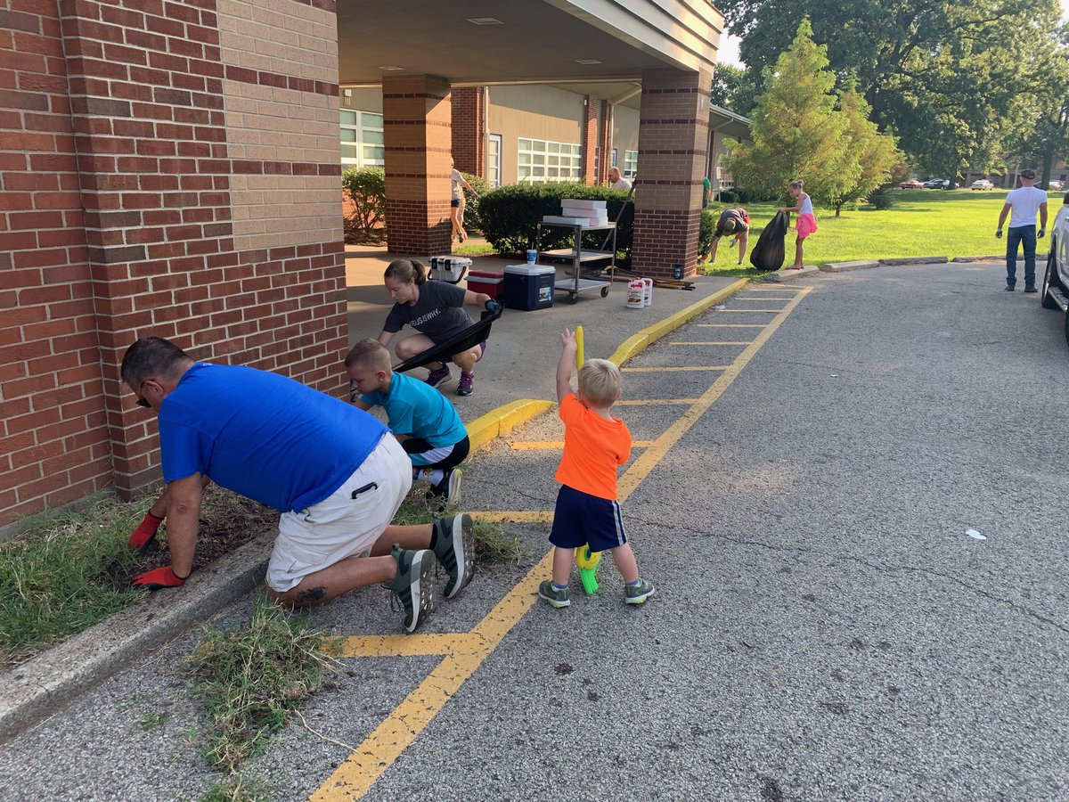 AudubonES's tweet photo. Thank you @NECCWired and @AudubonES Family and Friends for taking time this morning to make our campus look BEAUTIFUL! #SchoolBlitz #LoveTheVille  @AudubonPTA @shoope2 https://t.co/FfbLzflEej