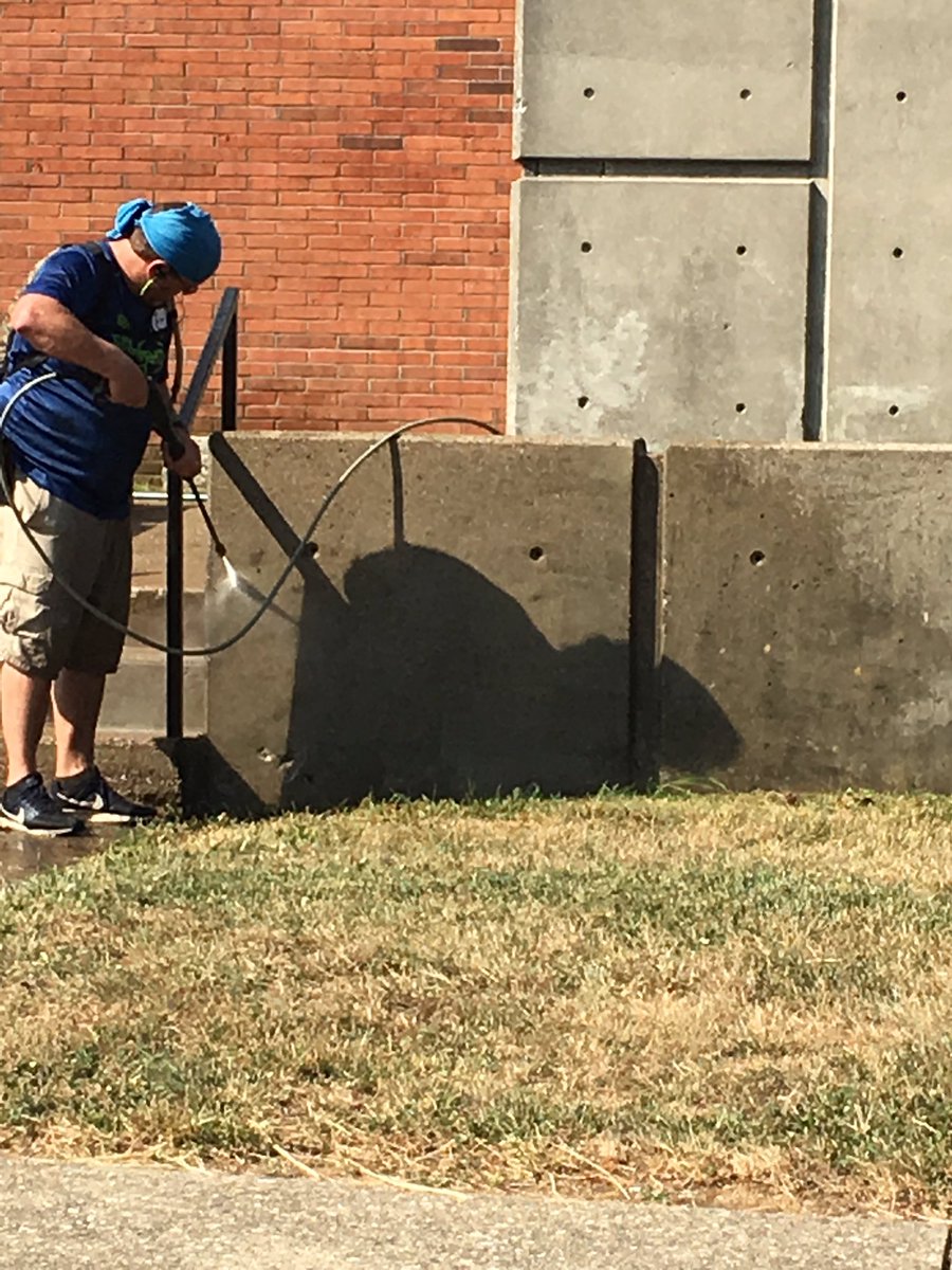 Meip6fh's tweet photo. The Wheeler Community thanks @NECCWired members working at Wheeler today!  Our grounds are looking AMAZING! #SchoolBlitz #LovetheVille #CommunityMatters #forthekids https://t.co/98TbCyCK2k