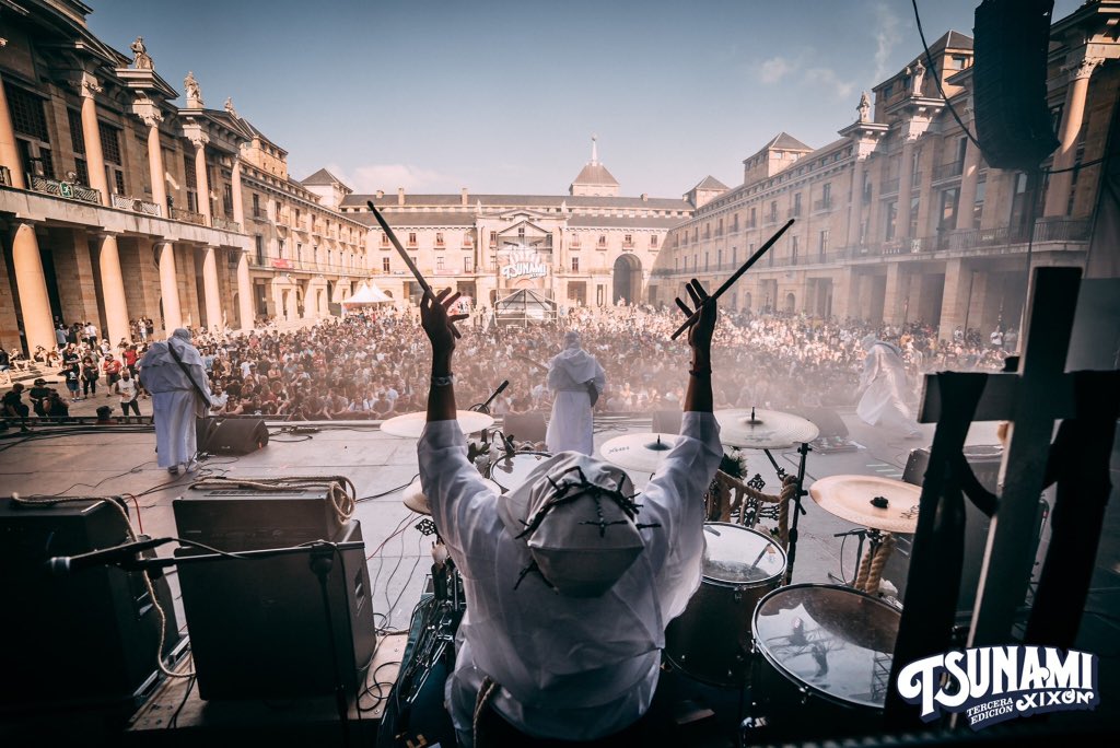 ...vuestras almas ahora nos pertenecen... 💛🖤 <a href="/TsunamiXixon/">Tsunami Xixón Festival</a>