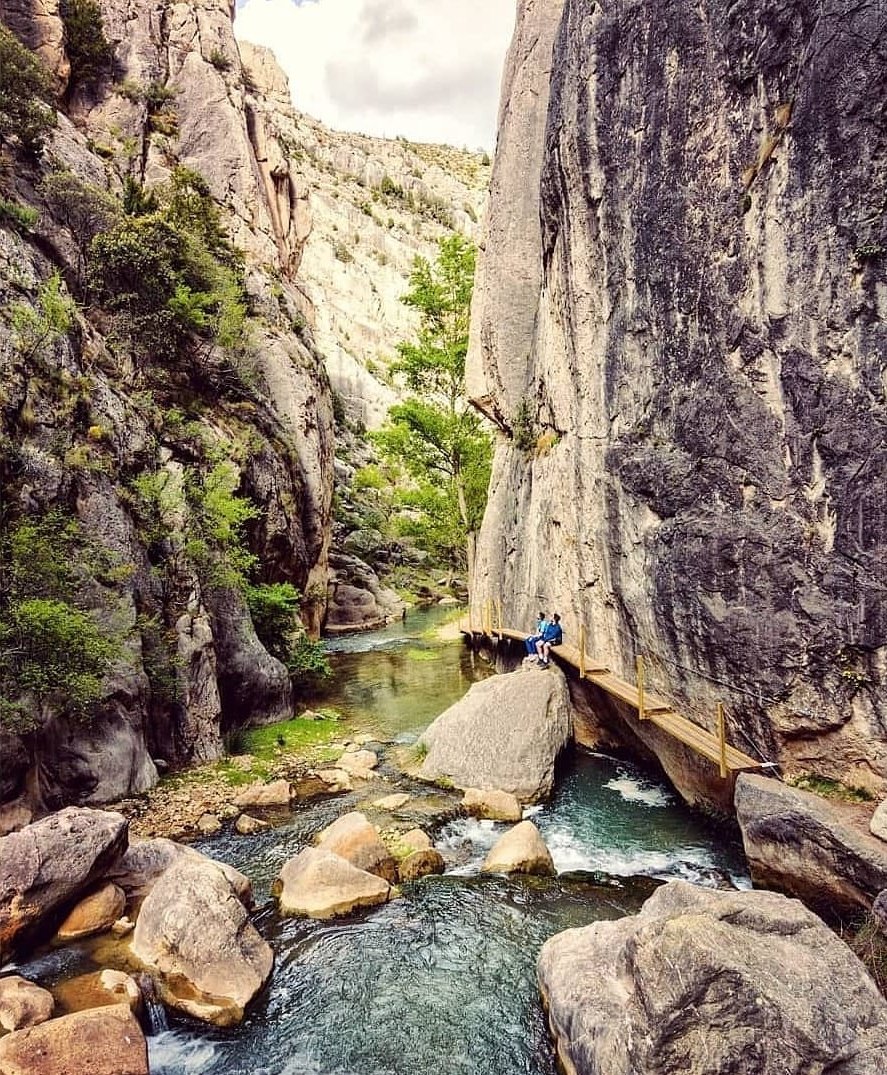 TeruelMeteo's tweet photo. En la provincia de #Teruel tenemos impresionantes parajes naturales casi desconocidos como este, el Estrecho de Valloré, en Montoro de Mezquita, #Maestrazgo 
Ven a refrescarte en las cristalinas aguas del Guadalope y a disfrutar del Teruel profundo.
Fotografía: Miguel Hinojosa https://t.co/fBJNcG3LsI
