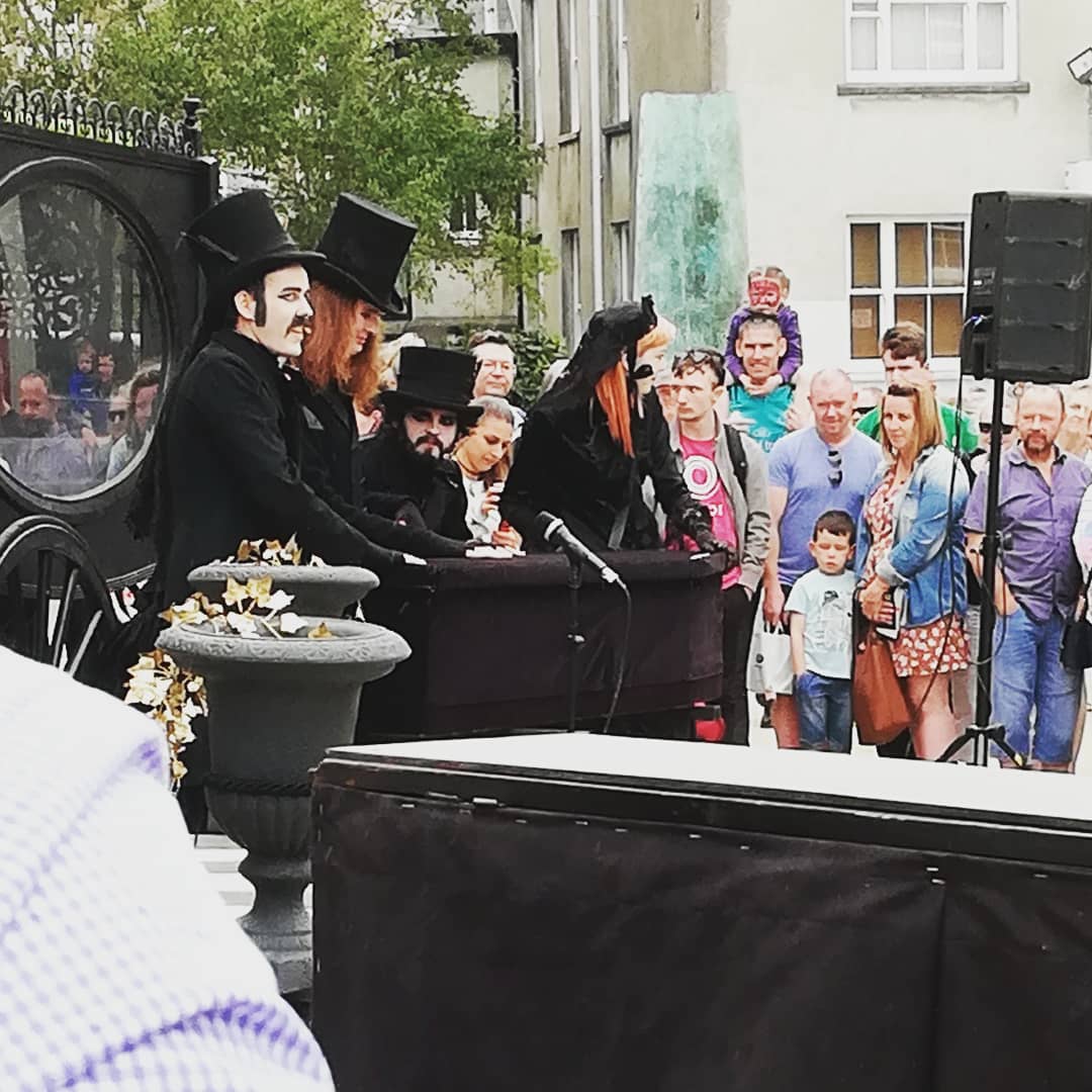 MartinaCollend1's tweet image. #waterford homegrown talented #curiousstate performance company performing @waterfordspraoi were brilliant, saw them 2016 delighted to see them back bigger and better this year #streettheatre