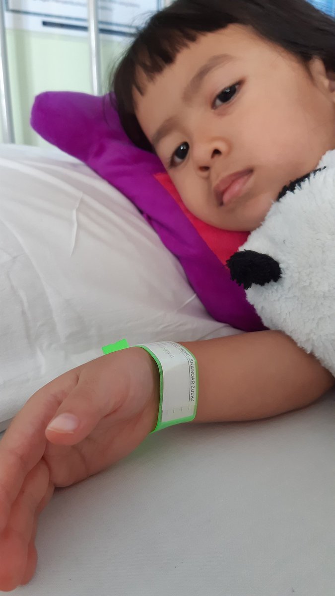 isk_jkr's tweet photo. Malam ni tido kat Hospital. First time ni guy's. Hehe. Dacryocystitis punya pasal. Esok masuk OT utk probing & syringing. Semoga dipermudahkan segalanya. #HRPZII https://t.co/51R5Y0dVn8