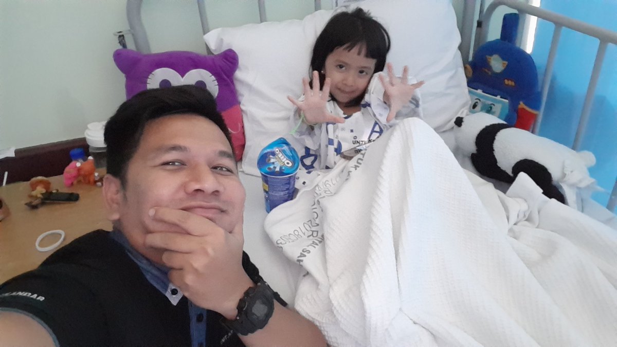 isk_jkr's tweet photo. Malam ni tido kat Hospital. First time ni guy's. Hehe. Dacryocystitis punya pasal. Esok masuk OT utk probing & syringing. Semoga dipermudahkan segalanya. #HRPZII https://t.co/51R5Y0dVn8