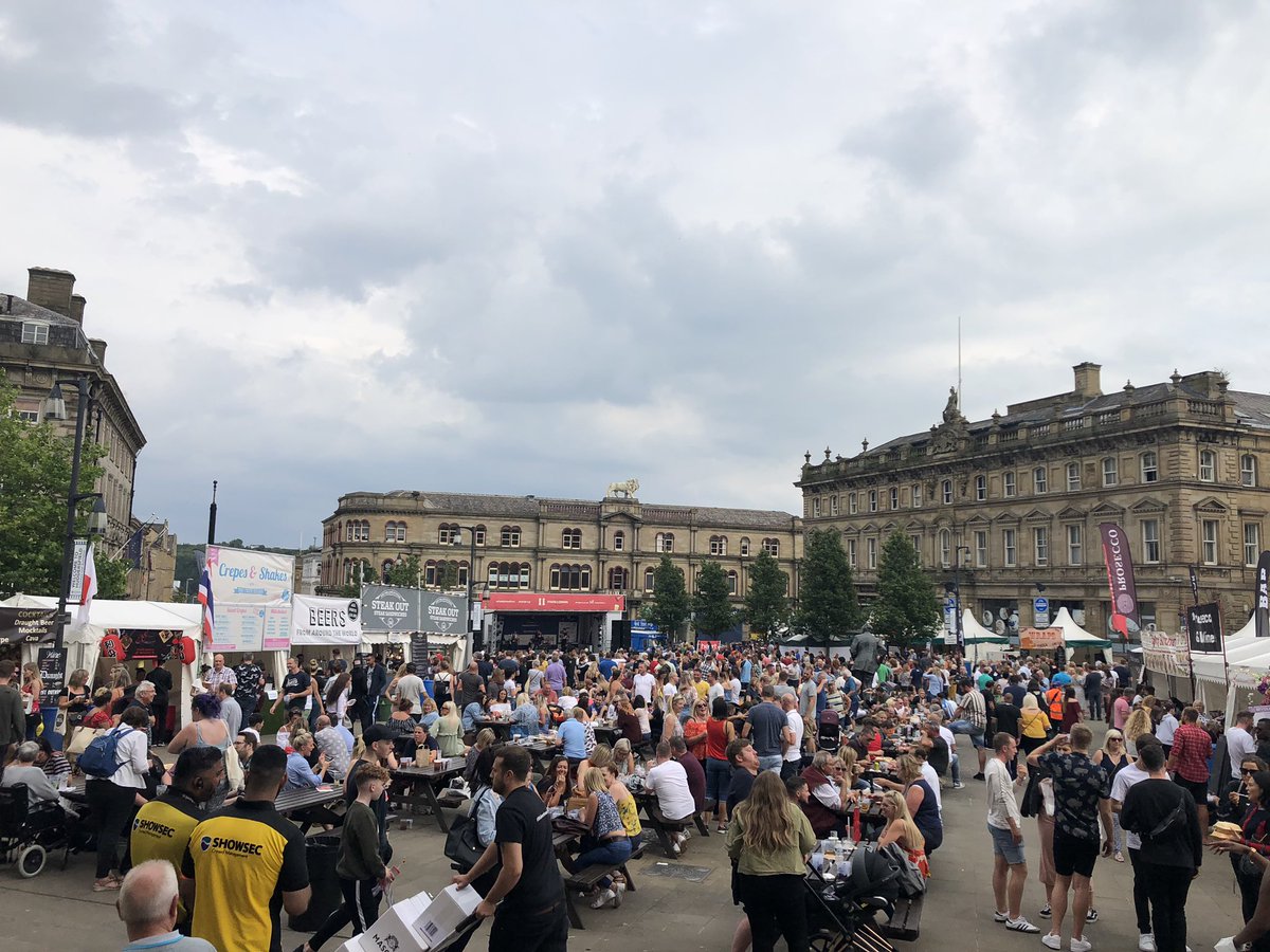 JasonMcCartney's tweet photo. The final hour of the Huddersfield Food and Drink Festival and St Georgeโs Square still buzzing @huddsfoodfest #HFDF19 https://t.co/AbUjcMMFIV