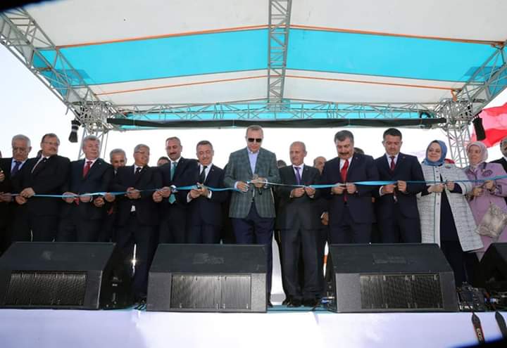 Osmanmutlugkb's tweet photo. Cumhurbaşkanımız Sn.Recep Tayyip Erdoğan, Bursa-İzmir Otoyolu Badırga Mevkii'nde gerçekleştirilen, Bursa Şehir Hastanesi ve İstanbul-İzmir Otoyolu Ortak Açılış Töreni'ne katılarak vatandaşlara hitap etti.
#mesafelerkısalıyor
@yayman_huseyin 
@HuseyinYayman https://t.co/udr1NeKVOY