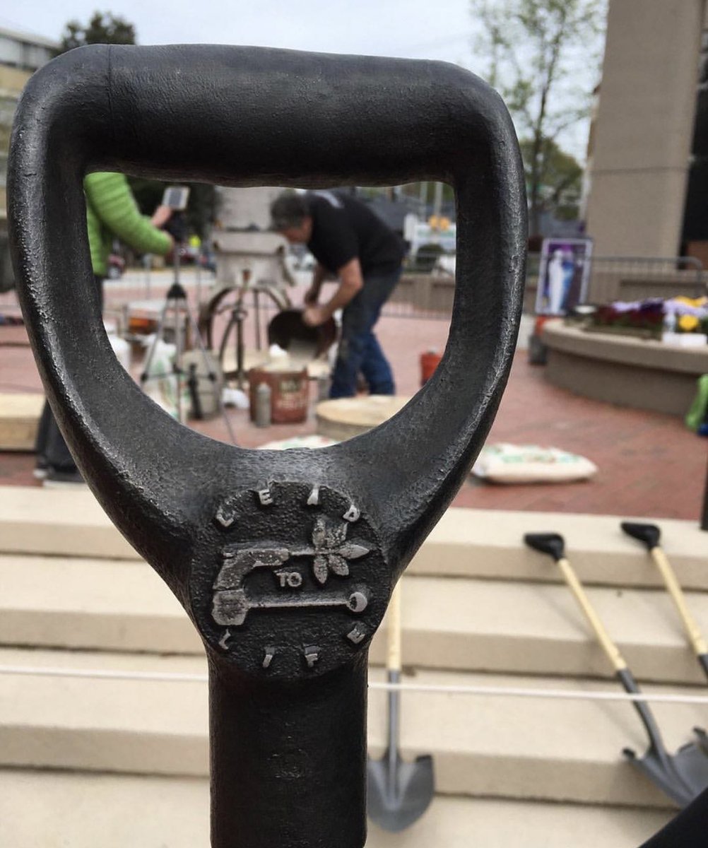 AynRandPaulRyan's tweet image. Want to share some positivity in the wake of #WhiteSupremacistTerrorism?

Lead to Life is melting down guns and turning them into shovels to plant trees to regenerate the land at places impacted by violence. #THISisAmerica #EnoughIsEnough #TrumpTerrorists