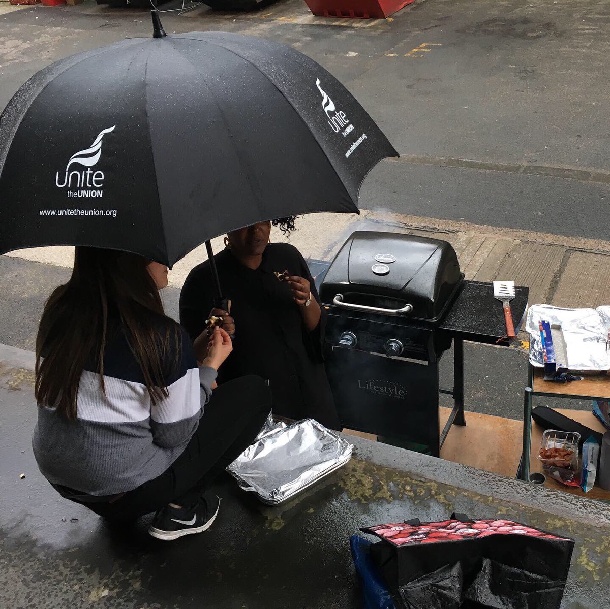 EdBMPGS's tweet photo. Wonder how to BBQ in #edinburgh when it rains? βοΈ all you need is teamwork & a big umbrella! πͺ Looking forward to seeing you at our upcoming events in August.
π13.8. Cake & Coffee Peer Drop in π§
π24.8. BMPGS Zoo Trip π¦
@bmtoEdUni @EdinburghUni #PostgradCommunity https://t.co/oHu548IBMr