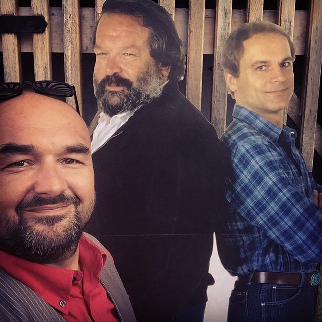 Krawallnadel's tweet photo. #instagram „Ganz ruhig, sonst drücken wir das Köpfchen in deinen Hals.“ Och nee, ist doch fast wieder ganz 😁
#triomitvierfäusten #budspencer #terencehill #besteGÄste #Hochzeitsgäste #hochzeitsdj #crostwitz #schmole #vierseithof #hochzeit #wedding #sachsen #lausitz #djlife https://t.co/toTbDmRfzm