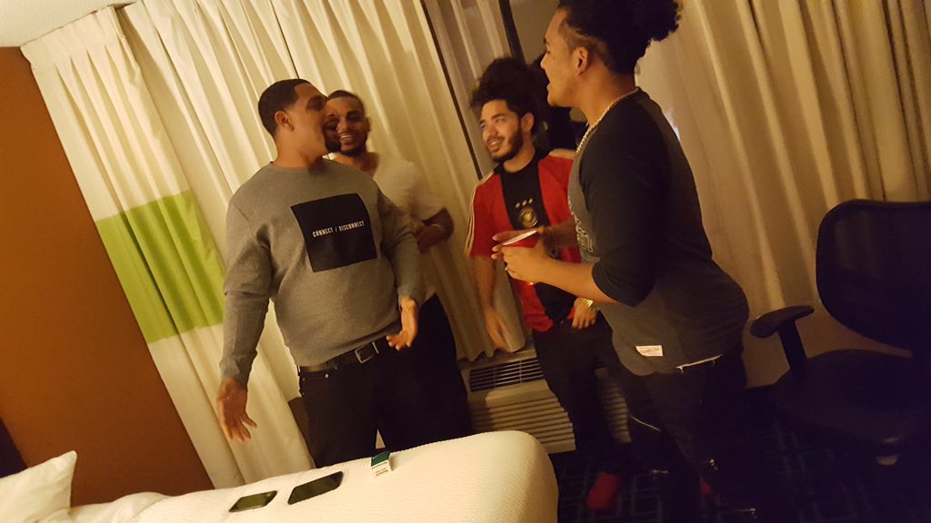 2Gun_'s tweet photo. i wish i could look at my bros ๐ฃ but i kno they keeping angels wit niggas ๐๐ฝ๐ผ๐ฝ#ripthereal https://t.co/EDcNn26WRZ