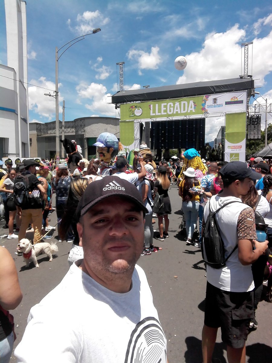 charol51050's tweet photo. #CaminataCanina2019 #FeriaDeLasFlores #feriadelasflores2019 #Tierragro #SashaGallego #SashaDog https://t.co/29WkWyvDwj