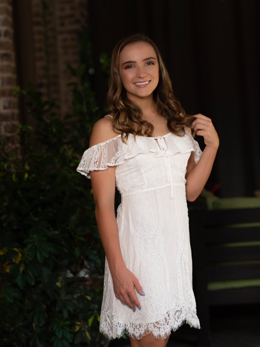 1VintageCouture's tweet photo. “Let your smile change the world, don’t let the world change your smile”🤩✨
#2eni0rs #seniors20 #classof2020 #ModernSenior #classof2020 #DFWphotography #seniorads #SeniorStyleGuide #seniorinspire #theseniorcollection #senioryear #seniorpictures #vintagecoutureambassador https://t.co/G1IcQbapUV