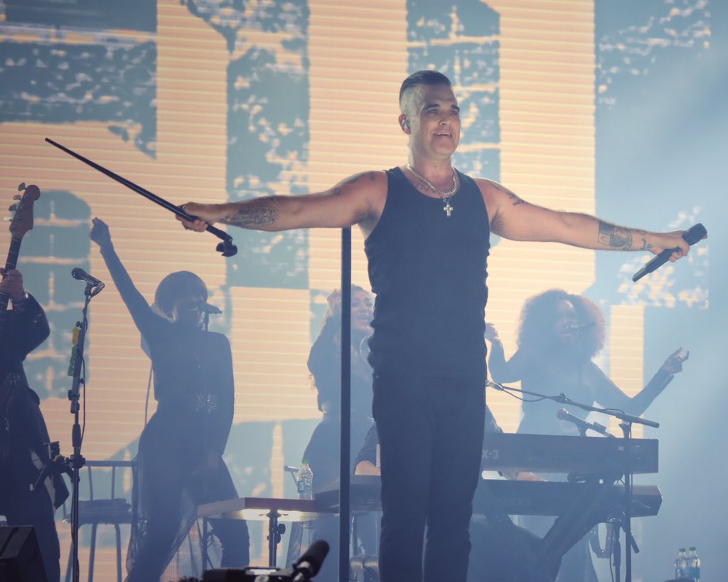 pandutzu's tweet image. Thank you, @robbiewilliams for an amazing show at @UntoldFestival #UntoldMagic