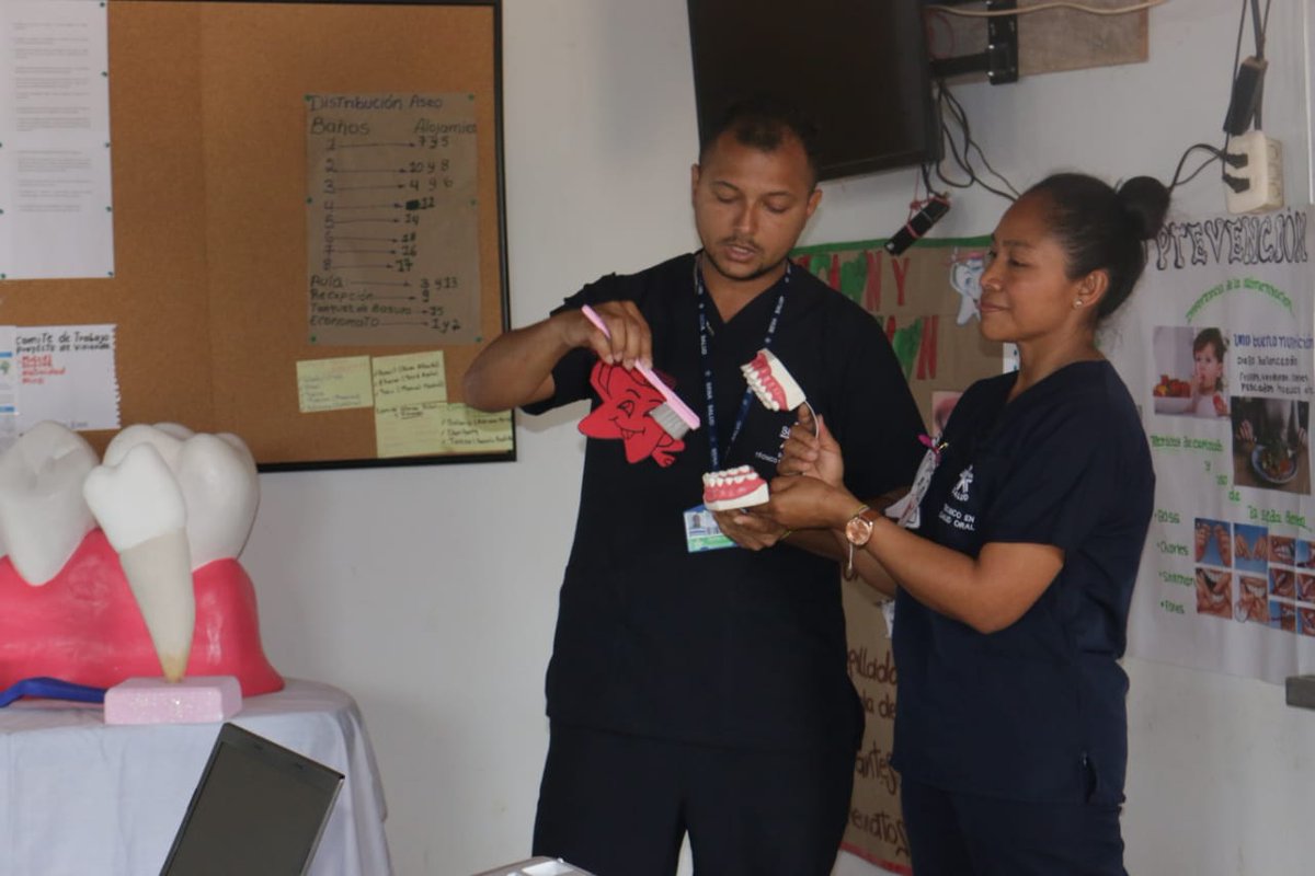 SIMONTFARC's tweet photo. Una vez más, ponemos en evidencia nuestro compromiso con la construcción de paz que tanto anhelamos los colombianos. Charlas de promoción y prevencion de Salud Oral por compañeros que hoy ponen en práctica todo lo aprendido en su proceso de homologación de saberes en Odontología. https://t.co/2kPUaGyxRW