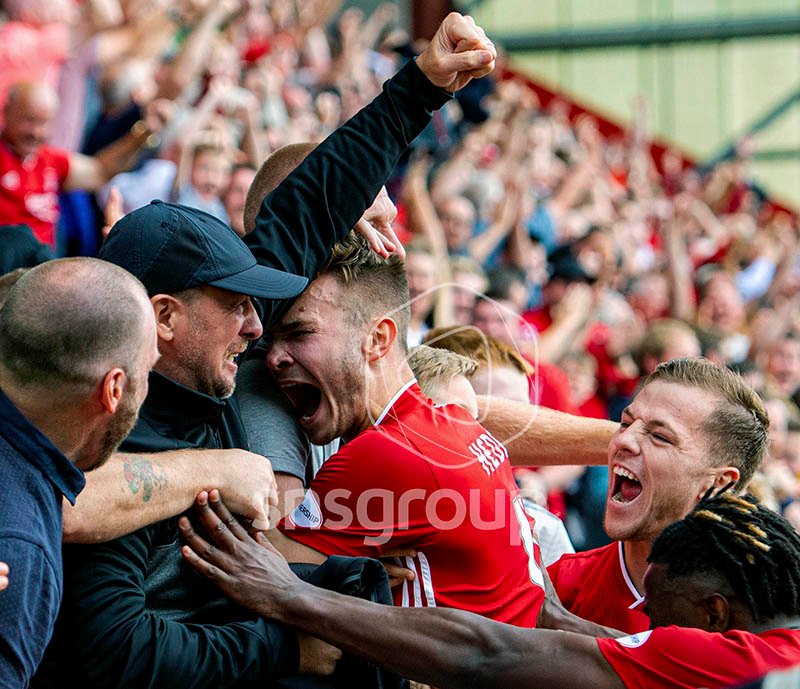 snsgroup's tweet photo. PASSION. 👊🔴 https://t.co/QRu2RcNKON
