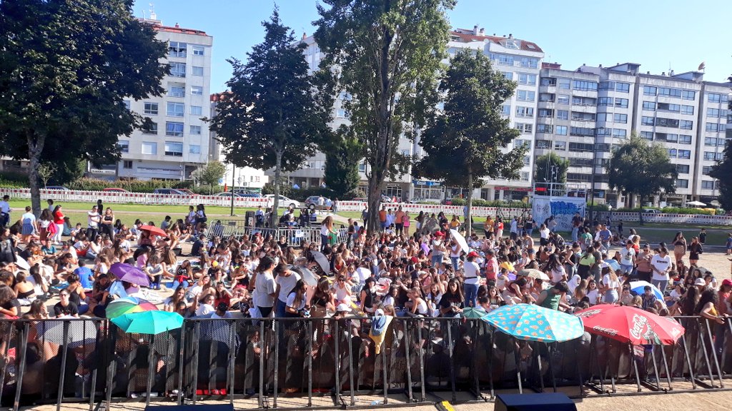 40Galicia's tweet photo. Ambientazo a 2 horas del inicio de la gira #Los40summerlive en #Vigo os esperamos a las 21 H., en la explanada de la Avda. Castelao COIA. Con #Monband #Polonandez @Sinsinatiofcial @polgranch @bombaioficial @AnaMenaMusic @alfredgarcia #donpatricio y nuestro Dj. @davidalvarezfm https://t.co/qMxpR8PJfl