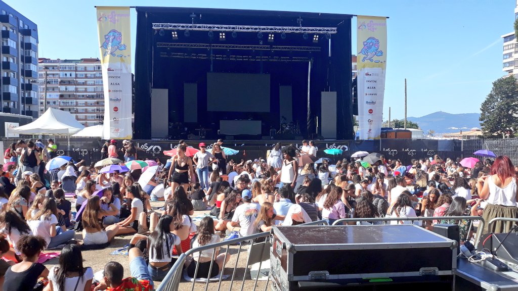 40Galicia's tweet photo. Ambientazo a 2 horas del inicio de la gira #Los40summerlive en #Vigo os esperamos a las 21 H., en la explanada de la Avda. Castelao COIA. Con #Monband #Polonandez @Sinsinatiofcial @polgranch @bombaioficial @AnaMenaMusic @alfredgarcia #donpatricio y nuestro Dj. @davidalvarezfm https://t.co/qMxpR8PJfl