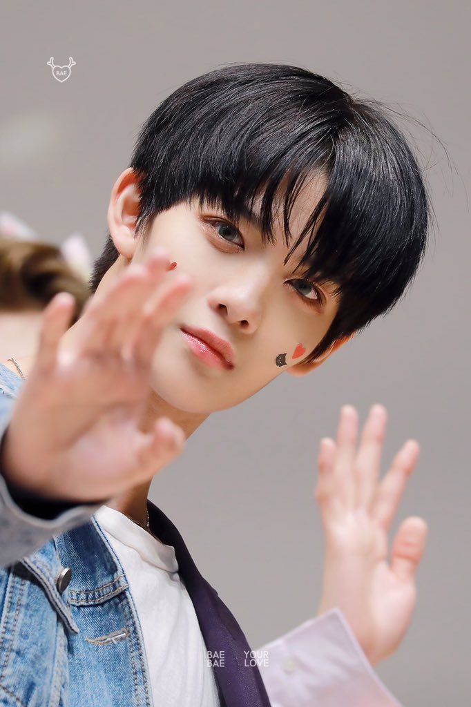 BAEBAE_YOURLOVE's tweet photo. 190804 
지짜 배진영 오늘 더 귀엽구 이쁘구 잘생김 😭 울 찌뇽 예쁜 눈 다 보이니까 얼마나 조아 
아 잘생쁨!!!!!! 지짜 낼 월요병 다 이겨써 지짜 
#배진영 #CIX #BAEJINYOUNG #가장큰선물 https://t.co/OOmKROAXD6