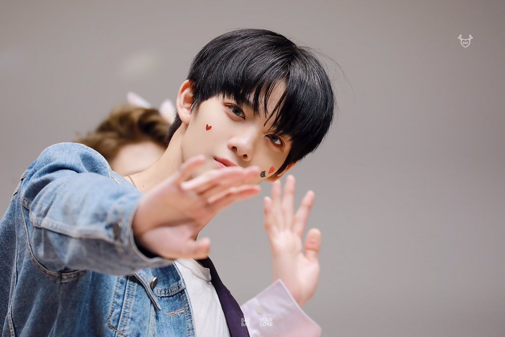 BAEBAE_YOURLOVE's tweet photo. 190804 
지짜 배진영 오늘 더 귀엽구 이쁘구 잘생김 😭 울 찌뇽 예쁜 눈 다 보이니까 얼마나 조아 
아 잘생쁨!!!!!! 지짜 낼 월요병 다 이겨써 지짜 
#배진영 #CIX #BAEJINYOUNG #가장큰선물 https://t.co/OOmKROAXD6