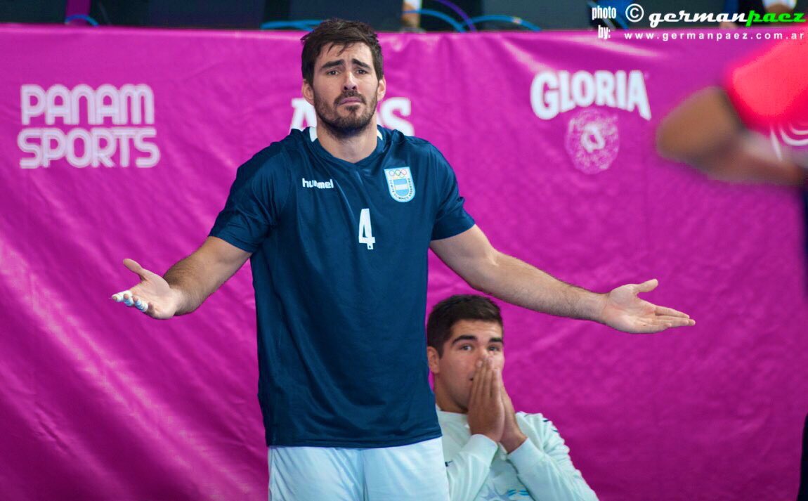 seba_simon's tweet photo. Final de Basquet, final de Volley, semi de Handball, todo a la misma hora, el mismo día... ¿QUE NECESIDAD HABÍA🤷🏻‍♂️?  
No importa, porque hoy vuelvo y muero por jugar. 
22:30hs de 🇦🇷 semifinal de los JJPP vs Mexico. 
@GermanPaezFoto en la 📸 https://t.co/K9v9mrh58e