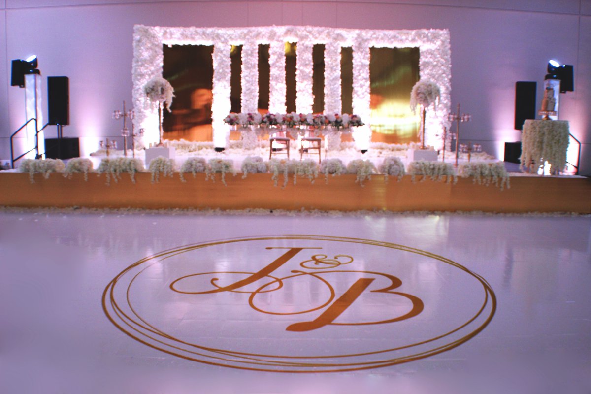 This is 1,400sqft of flawlessly vinyl wrapped dance floor with a 12' x 12' matte gold decal on top looking like something out of a magazine. So many amazing #dancefloorwraps to share with you this year! 
#pinklaneevents #edmontonexpocentre #yegwedding #wedding