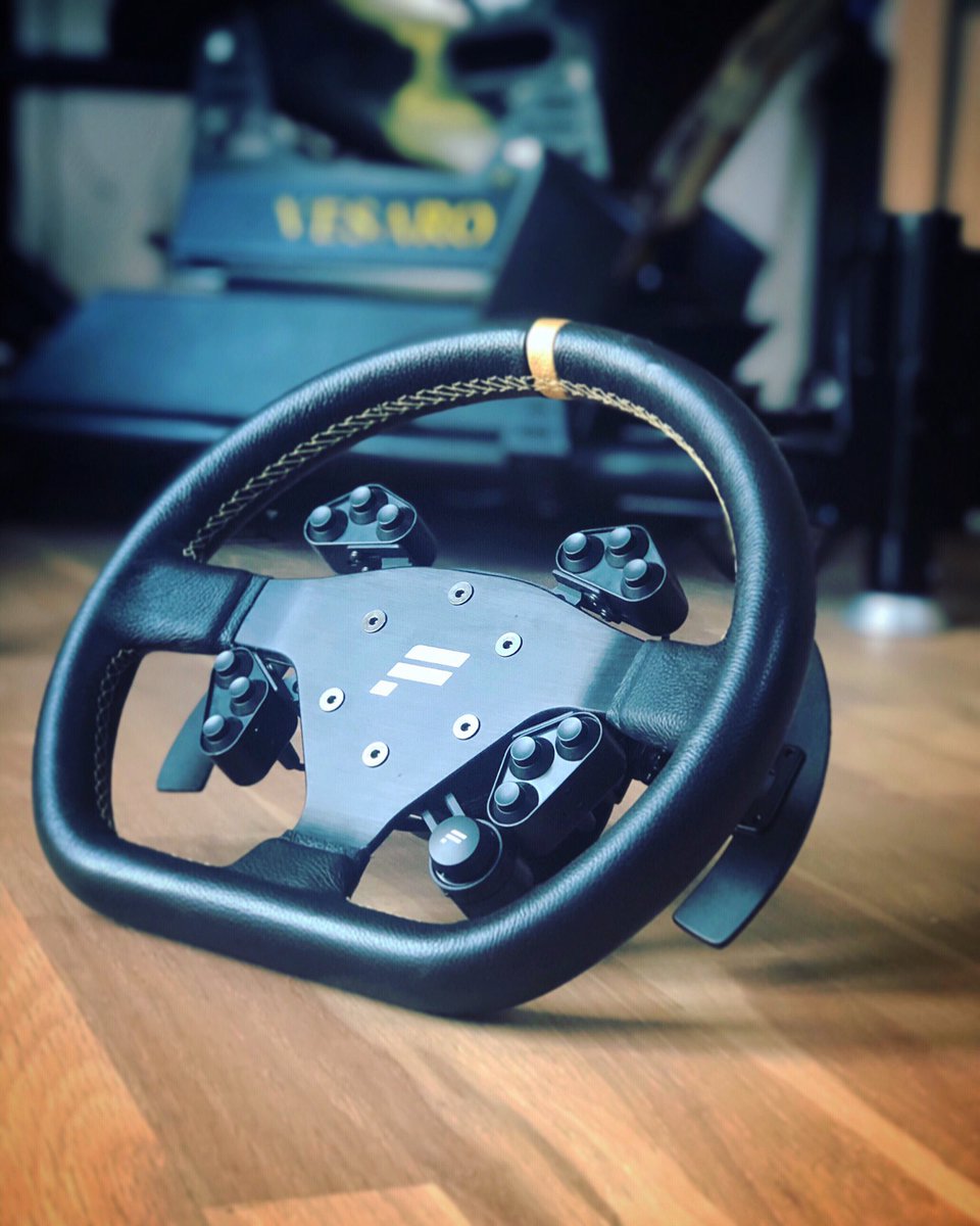 SimRacingGirl's tweet photo. My new favorite one 🔥 #fanatec https://t.co/qICt6G5nVs