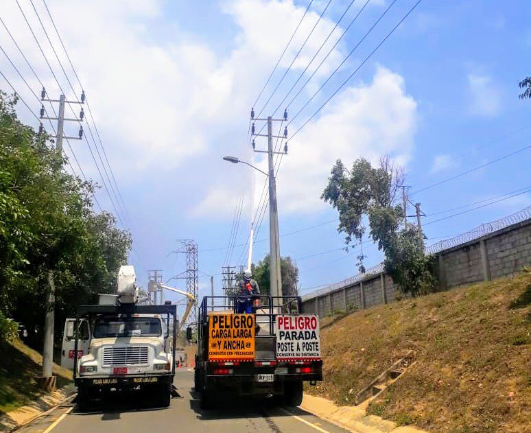 ElectricaribeSA's tweet photo. #Barranquilla | Ante la prolongación de la temporada seca, realizamos lavados preventivos en los circuitos Miramar y Cable Cero Nueva Barranquilla, para mitigar los efectos de la contaminación ambiental en nuestra infraestructura. https://t.co/C1xonGPLyT