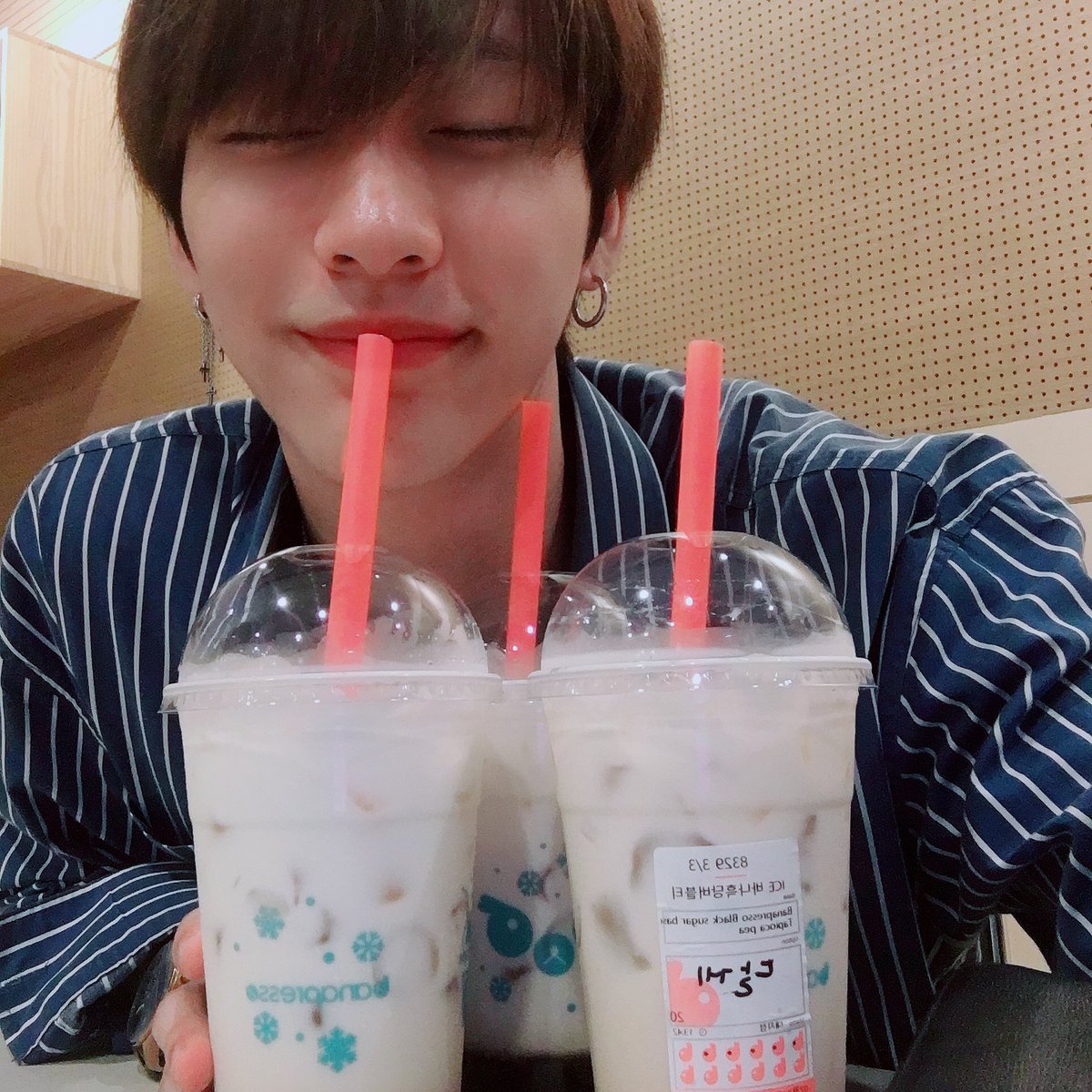 ooosnet's tweet photo. @OnlyOneOfmember [#nine] the beginning of the day with three cups of bubble tea ㅎㅎ https://t.co/fnD2JBaXFH