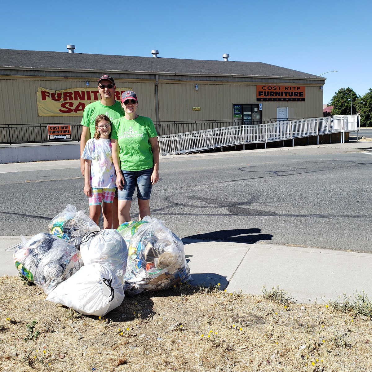 CleanPittsburg's tweet photo. 5 people picked up 6 bags of trash for part 2 our Harbor & Bliss cleanup. That's a total of 11 bags of trash at both last week's and this week's cleanups at this same spot! 😱🗑️ #cleanpittsburg #teamclean #onehouronestreet https://t.co/zgySmnE26h