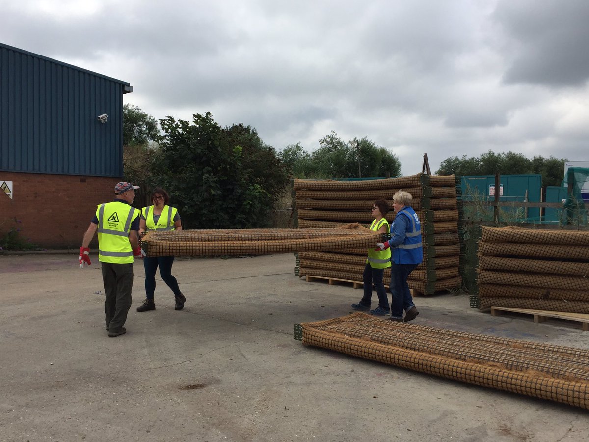 StonebridgeLock's tweet photo. What’s needed to redress #biodiversity decline?Action&amp;communal effort-many hands doing many actions to create #habitatforwildlife.As community “activists”we’ve been called troublemakers,here we’re in action troubling to do good:1st we built it #TottenhamFloatingReedbedProject 1/2 https://t.co/oNX8C9XdN4