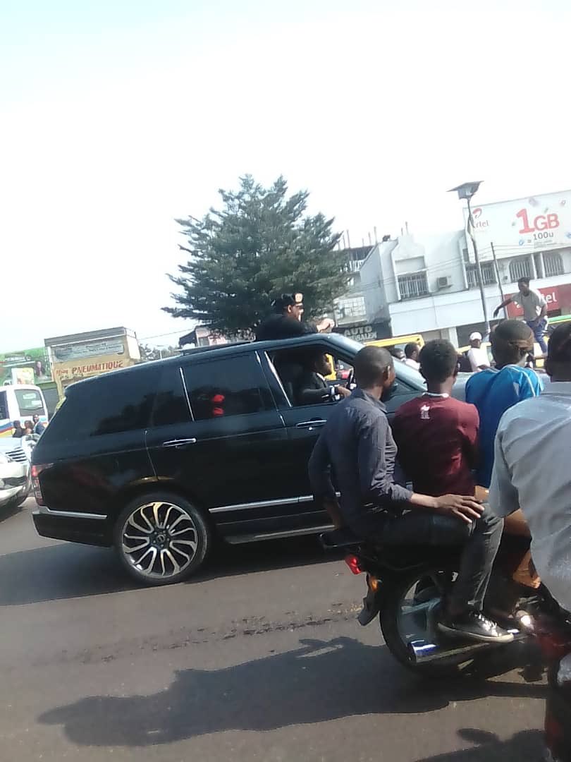 TopCongo's tweet photo. Après 21 ans passés à l’extérieur du pays, l’artiste musicien Lulendo Matumona alias #Defao a regagné #Kinshasa ce dimanche 04/08/2019 #RDC #DRC https://t.co/DcKYtOtYuX