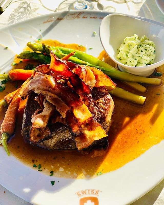 _jo_li_97's tweet photo. So einem herrlich schönen freien Tag muss man einfach mit einem schönen Dinner beenden. Natürlich bin ich wieder im Boutique Hotel Helvetia zu Gast und Genieße im Swiss Restaurant ein leckeres Rinderfilet | Bacon | karamellisiertem Gemüse | Kräuter Butte… https://t.co/Qw9UCk0vju https://t.co/pE0XH1cb50