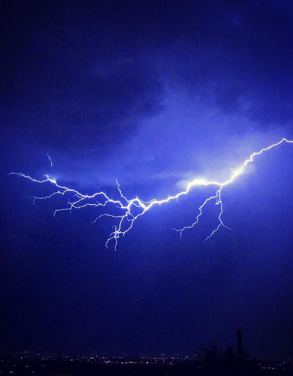 AZDrifter480's tweet photo. Mother Nature gave us a show last night ⚡️

#Lightning #Storm #Arizona #monsoon https://t.co/djQCXUNQg8