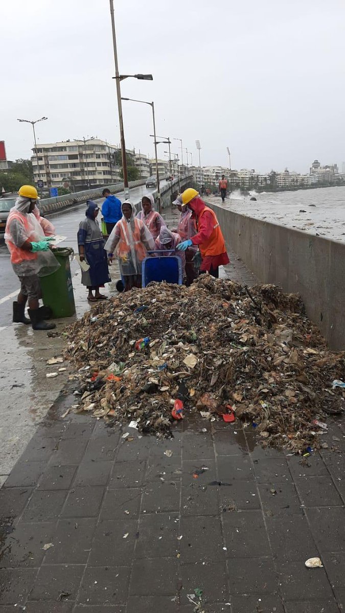ANI's tweet photo. Brihanmumbai Municipal Corporation (BMC): About 239 metric tonnes of garbage was collected from the Brihanmumbai area, following high tides, earlier today. #Mumbai https://t.co/ElCokSaJkb