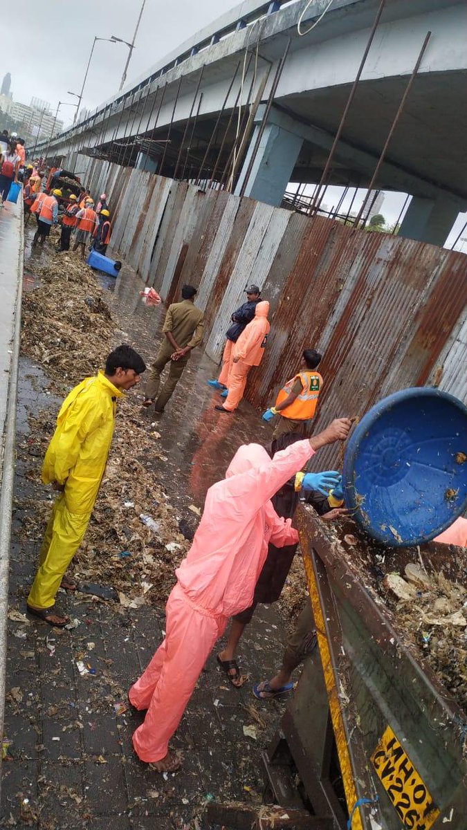 ANI's tweet photo. Brihanmumbai Municipal Corporation (BMC): About 239 metric tonnes of garbage was collected from the Brihanmumbai area, following high tides, earlier today. #Mumbai https://t.co/ElCokSaJkb