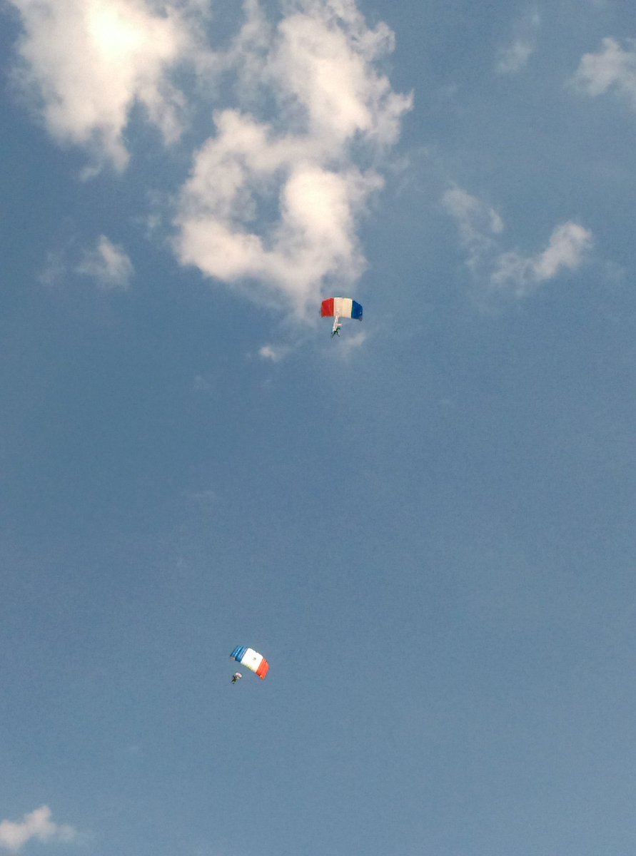 mazmcm's tweet photo. Mainfonds Grand Meeting Aérien &amp; 21 Coupe d'Europe Montgolfières for the day. airshow &amp; hot air balloons for the day #mainfonds ☀☀☀☀✈✈✈🇫🇷🇫🇷🇫🇷 https://t.co/QoNeIhXwyE