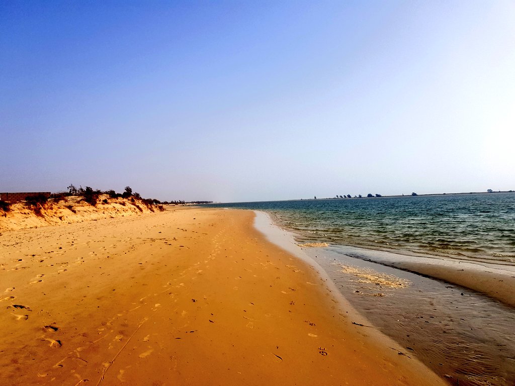 TARÉ!😍😍😍 Le chef de l'Etat inaugurait aujourd'hui la route Lompoul-Potou-Saint-Louis. Un coin paradisiaque qui va disparaître bientôt sous les coups de boutoir de la spéculation foncière et de la "modernité".