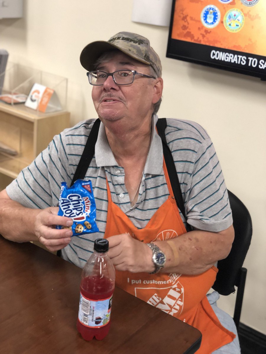 nicolehenni28's tweet photo. Itโs National Chocolate Chip cookie day & our associates are loving it!! #store0373 #voateam ๐งก @TracyFJefferson @mick_mcmullen @JPD311 @ChrisDurand_HD https://t.co/LUUEGWQJ05