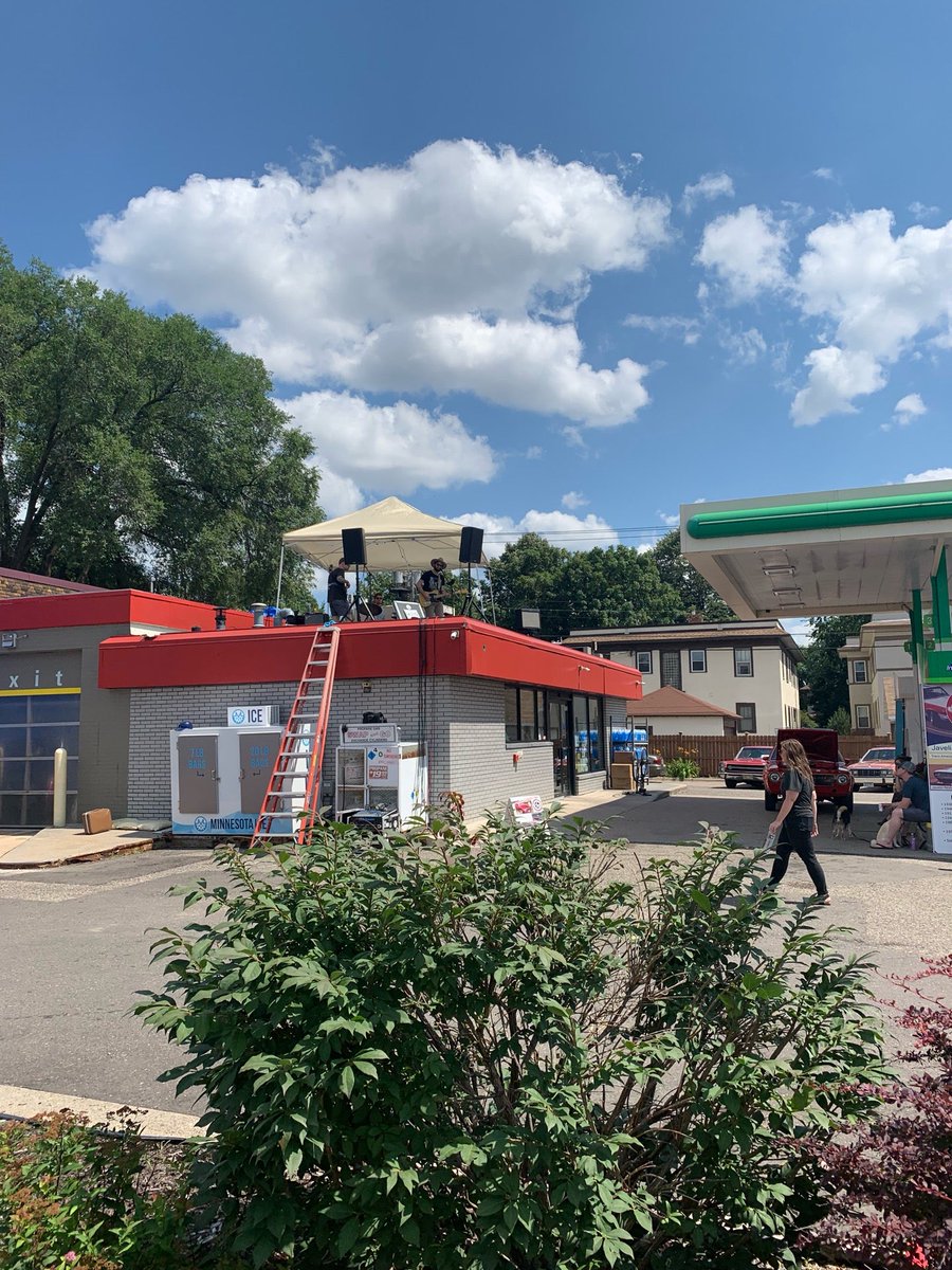 gabrieldouglas's tweet photo. 🌭 trio. On a roof. #LifeComesAtYaFast (@ BP in Minneapolis, MN) https://t.co/UZwKaQdyv0 https://t.co/av6gOe1RGL