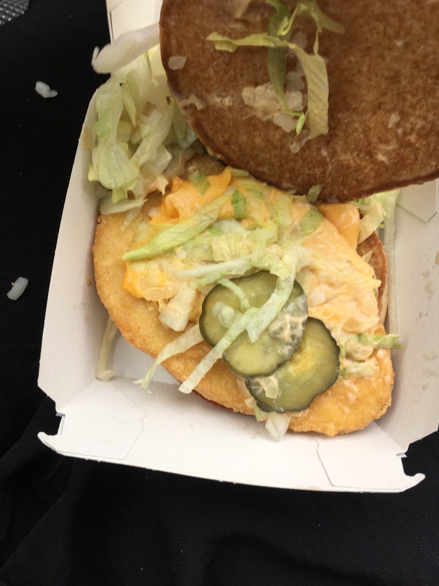 nicjack7's tweet photo. Long day, starving and pull in for a @McDonaldsUK Choose a classic, drive away and then open it to find this horror! #whatisthis #mcchickenmac #gross To top it off it was stone cold 😭😤 https://t.co/oAuusw7Euu