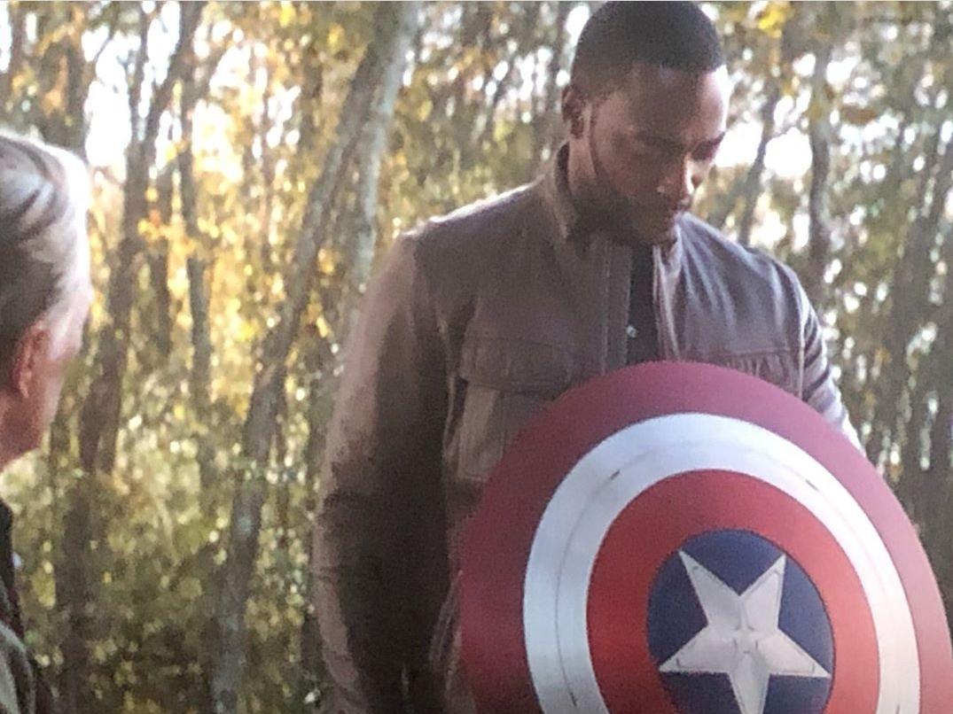 theCaptainAFan's tweet photo. Sam wore the shield on his left. https://t.co/dflVERapHF