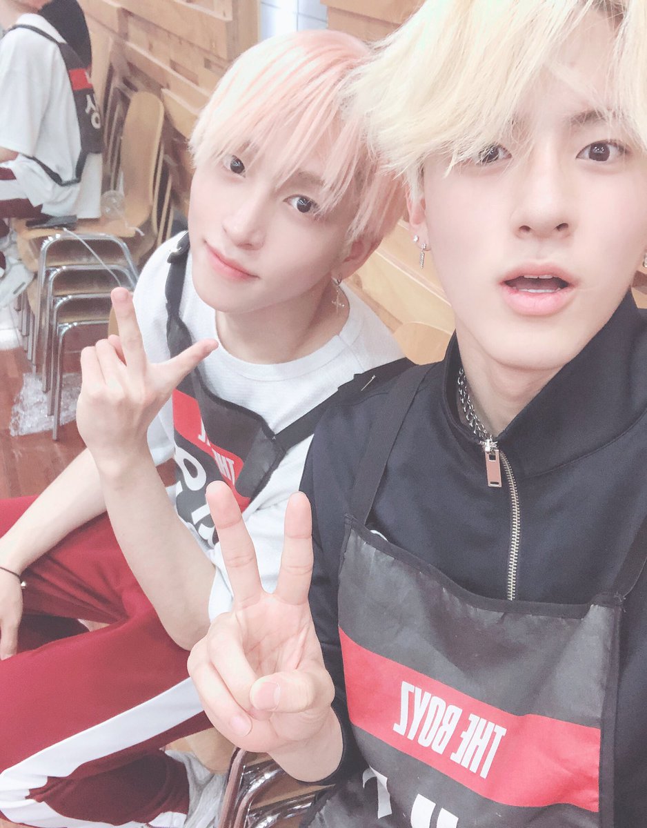 WE_THE_BOYZ's tweet photo. [에릭] 열연중인 덥즈 맏.막 💕 
(Yes 안경 Or No 안경) 👓 https://t.co/CATmrx7H3U