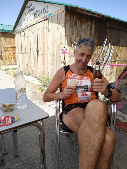 julianigle11's tweet photo. Hoy en la #SubidaVeleta
Desde km 31 decido abandonar al llegar al km 37.
km 35 Un voluntario cojonudo, me convence en el avit de no hacerlo.
km 37 Hoya de la Mora.
No sé qué hacer.
Paro en un bar a tomar una 🍺 y decidir. Y mi mujer también me convence de 1 de las 2 cosas.
¿? https://t.co/c5D7m9wCJK