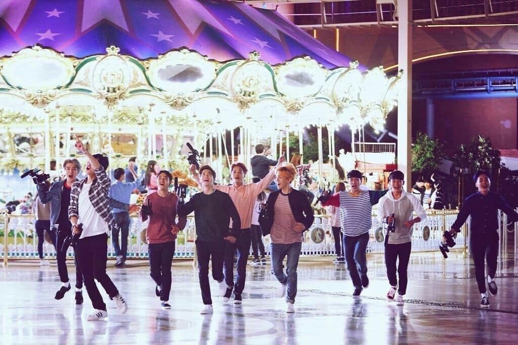 ariperez5's tweet photo. Ya casi 4 años de ser parte de está increible familia gracias por sacarme del que creí un pozo sin fondo que era mi depresion son mi todo EXO.
#5YearsWithEXOL https://t.co/JKKTNKuLon