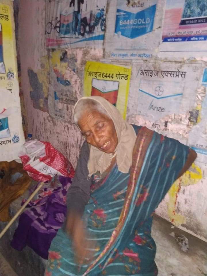 HindLiveNews1's tweet photo. 70 वर्षीय ये माता जी अपना घर जहानाबाद बता रही हैं। पिछले कुछ दिनों से टाटीसिलवे में एक मोटर पार्ट्स की दुकान के पास रह रही हैं। कृप्या इनके परिजनों तक ये खबर पहुँचाने में मदद करें।🙏#MustShare https://t.co/5Zo1SLHngP