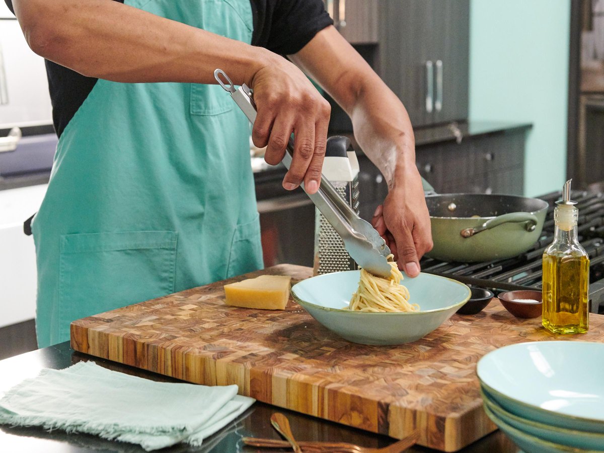 FoodNetwork's tweet photo. Ever wonder how to make that PERFECT pasta swirl? We have you covered 🍝🍝 https://t.co/bmVM2wwAH4 #FantasyKitchen https://t.co/CTxt25Ek9y